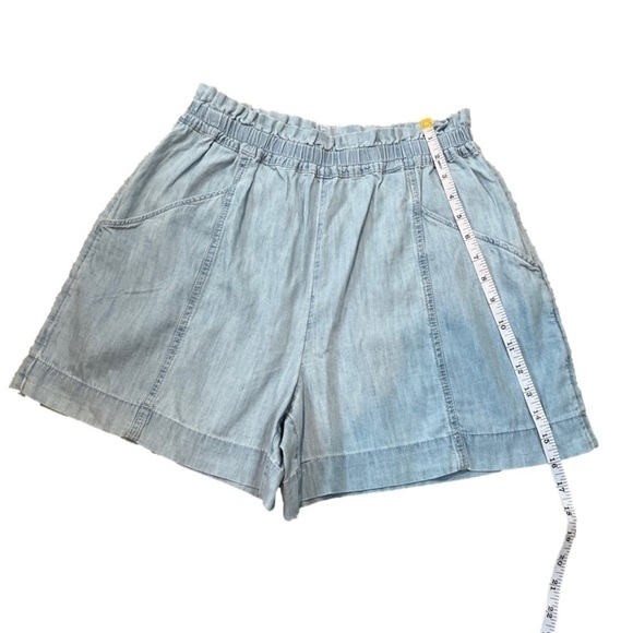Elizabeth and James pull on jean shorts - Picture 3 of 6
